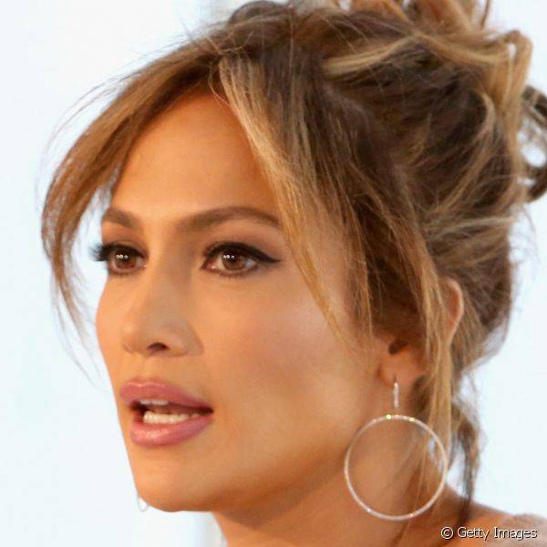 Jennifer Lopez foi ao evento de uma marca com batom nude rosado nos l?bios e um cl?ssico tra?o gatinho de delineador preto nos olhos